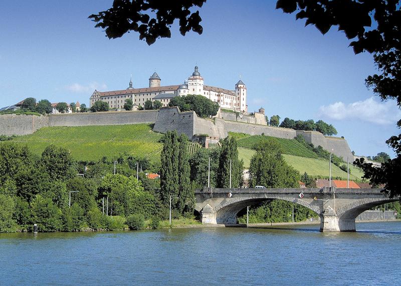 Disfrute de los paisajes del Danubio viajando a bordo de un buque excepcional CRUCEROS FLUVIALES DE LUJO DANUBIO BUDAPEST VIENA PREMICON QUEEN